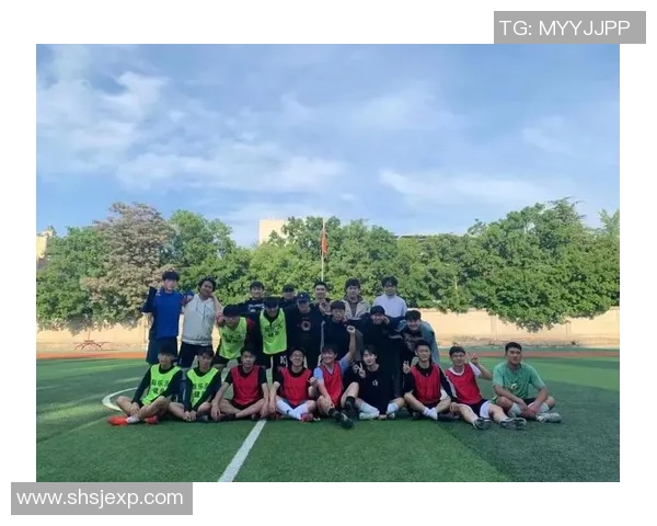 足球球星化身滑草达人展现绿茵场外别样激情与运动魅力